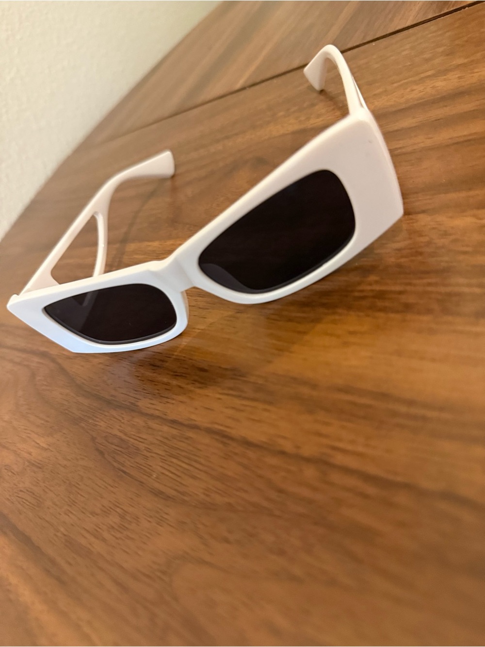 White Rectangular Fashion Sunglasses - Sleek Women's Shades - Picture 6 of 8